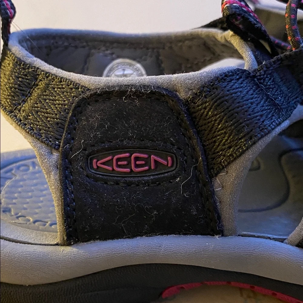 Keen Gray/Blach waterproof Footwear, scuffs one right toe from normal wear, - Picture 2 of 10